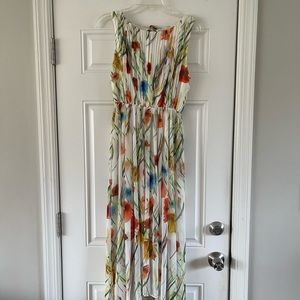 Maxi full sleeveless dress with an open square back.